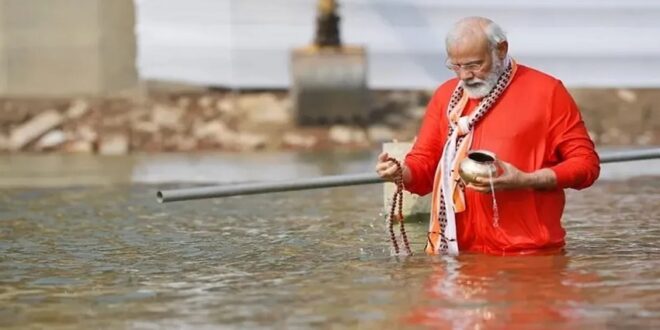 महाकुंभ में पीएम मोदी ने संगम में लगाई डुबकी, मां गंगा का किया पूजन, सूर्य को दिया अर्घ्य